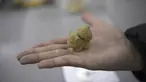 Insinyur makanan Roberto Lemus menunjukkan sampel permen untuk anak-anak yang dibuat dengan rumput laut cochayuyo dan tepung beras di Laboratorium Universitas Chile, Santiago, Chile, 17 Juni 2022. Rumput laut cochayuyo yang dikeringkan, kentang tumbuk instan, dan air panas adalah bahan yang diperlukan untuk menu bergizi makanan cetak 3D. (Martin BERNETTI/AFP)