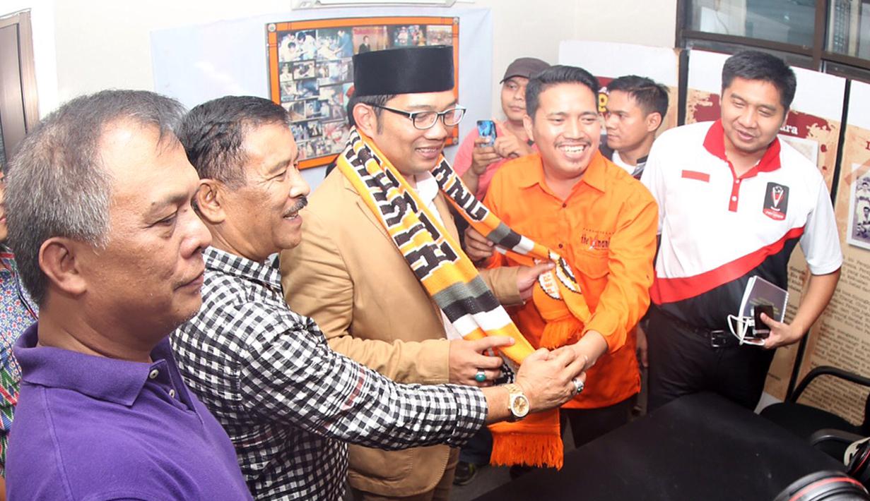 Walikota Bandung, Ridwan Kamil (berpeci hitam) dan manajer Persib, Umuh Muchtar (kedua dari kiri) saat berkunjung ke kantor Persija di Jakarta, Jumat (16/10/2015). (Bola.com/Nicklas Hanoatubun)