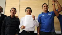 Forum Asosiasi Provinsi PSSI memberikan tanggapan seputar pembentukan tim 9 di kantor PSSI, Jakarta (5/1/2015). Gusti Randa (tengah) menunjukkan surat mosi tidak percaya kepada Menteri Pemuda dan Olahraga. (Liputan6.com/Helmi Fithriansyah)