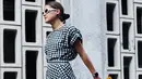 Gingham kembali populer beberapa waktu belakangan. Sempurnakan tampilanmu dengan sentuhan motif bunga dan tas modern yang bernuansa berani. Foto: whowhatwear.com.