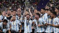 Pemain Argentina Lionel Messi memegang trofi saat dia merayakan dengan rekan satu timnya setelah memenangkan pertandingan sepak bola Finalissima antara Italia dan Argentina di Stadion Wembley, London, Inggris, 1 Juni 2022. Argentina menang 3-0. (AP Photo/Matt Dunham)