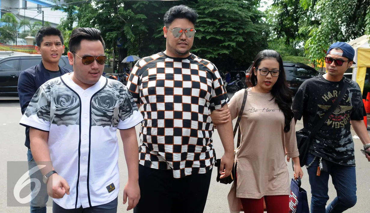 Desainer Ivan Gunawan bersama Nassar dan Soimah tiba di Polsek Kelapa Gading untuk menjenguk Saipul Jamil, Jakarta, Selasa (23/2). Kesibukan yang padat, membuat ketiganya baru memiliki waktu menjenguk duda Dewi Perssik. (Liputan6.com/Herman Zakharia)