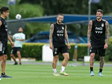 Pemain Argentina Nicolas Otamendi, Paulo Dybala, Alejandro Gomez dan Rodrigo De Pau bercanda selama sesi latihan menjelang lanjutan kualifikasi Piala Dunia 2022 di Ezeiza, Buenos Aires, 26 Januari 2022. Argentina akan bermain tandang kontra Chile pada Jumat, 28 Januari 2022. (ALEJANDRO PAGNI/AFP)