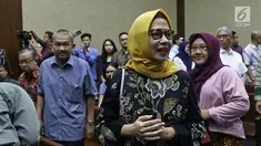 Terdakwa kasus dugaan korupsi investasi perusahaan di blok Basker Manta Gummy (BMG) Australia tahun 2009, Karen Agustiawan bersiap menjalani sidang lanjutan dengan agenda pembacaan putusan oleh majelis hakim di Pengadilan Tipikor, Jakarta, Senin (10/6/2019). (Liputan6.com/Herman Zakharia)