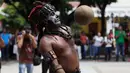 Seorang pemain berusaha menahan bola dengan dadanya saat ikut ambil bagian dalam pertandingan Bola Maya di dalam upacara kebudayaan di Aguilares, El Salvador 8 Juli 2016. (REUTERS/Jose Cabezas)