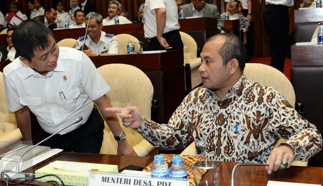 Menteri Desa PDT dan Transmigrasi Marwan Jafar (kanan) dan Menhub Iqnasius Jonan saat hadiri raker dengan Komisi V DPR, Jakarta (19/7). Raker  membahas pembicaraan rencana kerja anggaran dan rencana kerja pemerintah tahun 2017. (Liputan6.com/Johan Tallo)