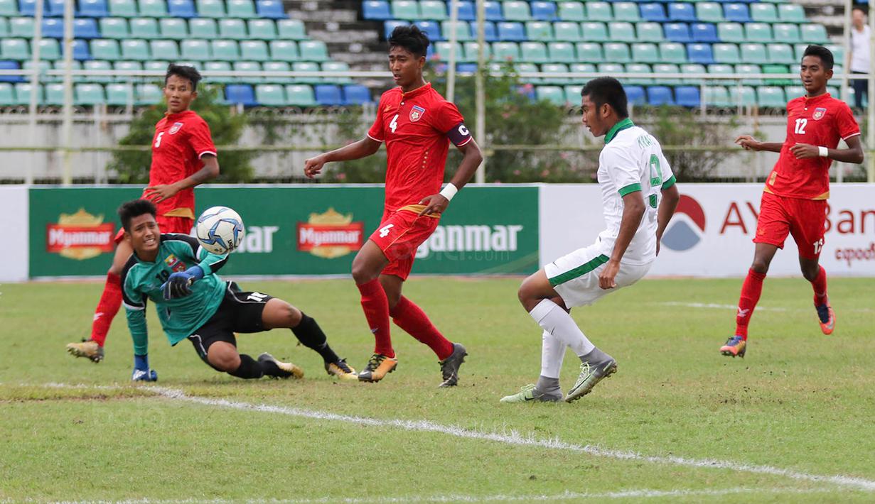 Pemain Timnas Indonesia U-19, Rafli Mursalim, saat pertandingan melawan Myanmar pada laga Piala AFF U-18 di Stadion Thuwunna, Minggu, (17/9/2017). Indonesia menang 7-1 atas Myanmar. (Liputan6.com/Yoppy Renato)