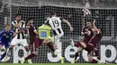 Bek Juventus, Leonardo Bonucci, melepaskan tendangan ke gawang Torino. Saat ini, Juventus mengumpulkan 85 poin dengan tiga pertandingan tersisa. (AFP/Miguel Medina)