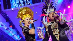 Zaskia Gotik dan Nassar tampil heboh dengan kostum unik saat tampil di  acara Infotainment Award 2015, Jakarta, Jumat (30/1/2015). (Liputan6.com/Faisal R Syam)