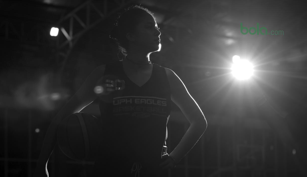 Pada 2016 Shita Marino terpilih sebagai salah satu pemain  DBL All Star untuk belajar di Amerika Serikat. (Bola.com/Nick Hanoatubun)