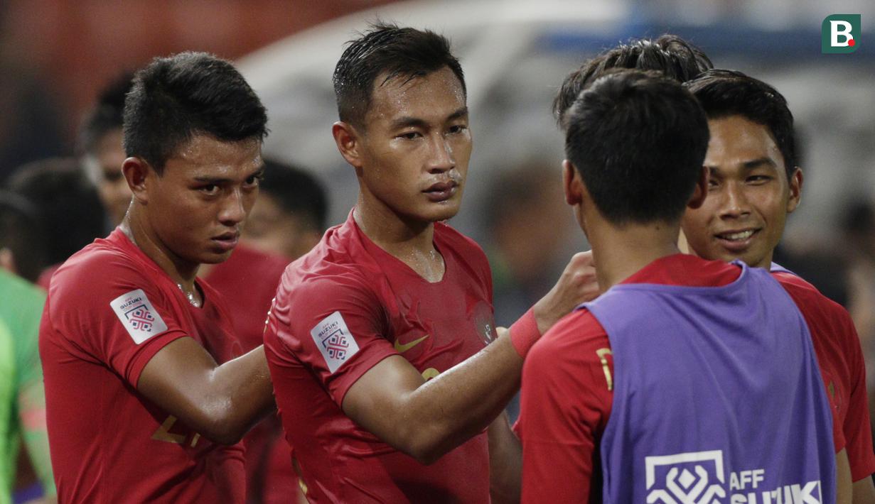 Bek Timnas Indonesia, Hansamu Yama, tampak kecewa usai dikalahkan Thailand pada laga Piala AFF 2018 di Stadion Rajamangala, Bangkok, Sabtu (17/11). Thailand menang 4-2 dari Indonesia. (Bola.com/M. Iqbal Ichsan)