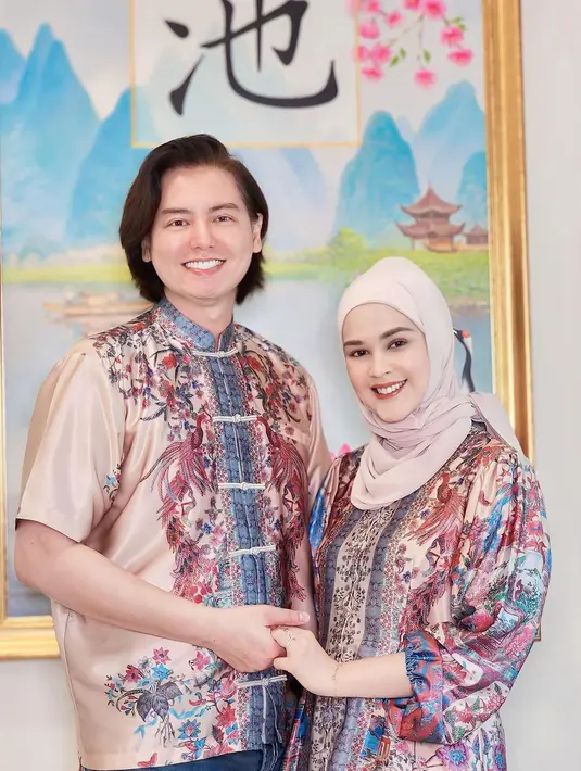 Paduan celana jeans jadi pilihan Roger untuk tampil lebih santai di hari raya Imlek. [@cutratumeyriska]