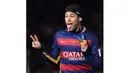 Penyerang berkebangsaan Brasil, Neymar, berpose dengan medali yang didapatnya usai menjadi jawara Piala Dunia Antarklub 2015. (AFP/Toshifumi Kitamura)