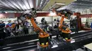 Perusahaan Shimizu Corp menunjukkan Robo-Buddy selama tur pers ke laboratorium robot perusahaan konstruksi di Tokyo, Jepang, Senin (23/4). Robo-Buddy adalah robot multiguna. (AP Photo/Koji Sasahara)