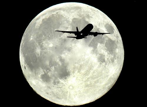 Supermoon yang diabadikan di atas bandara Los Angeles.| copyright dailymail.co.uk