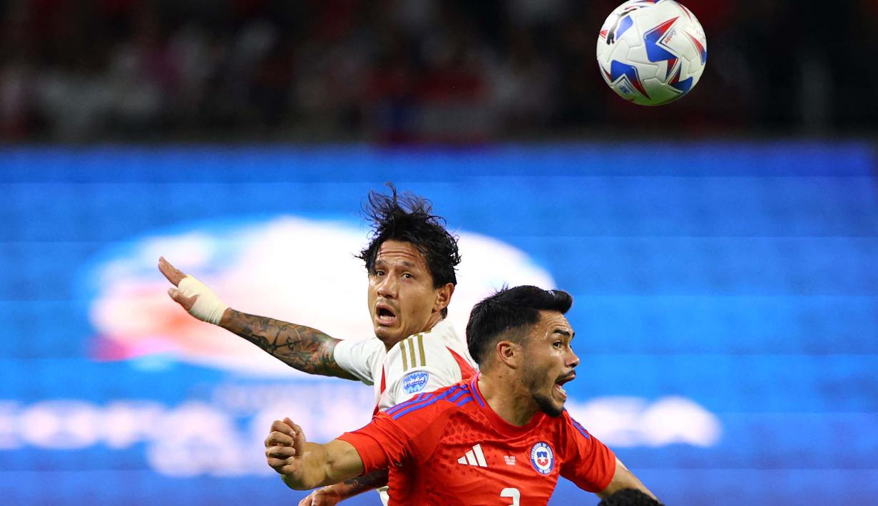 Penyerang Peru, Gianluca Lapadula (kiri) berebut bola dengan Gabriel Suazo (Chile) selama pertandingan sepak bola grup A Copa America 2024 di Stadion AT&T di Arlington, Texas pada 21 Juni 2024. (Aric Becker/AFP)