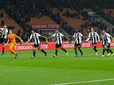 Sejumlah pemain Juventus merayakan kemenangan bersama tifosi usai pertandingan melawan AC Milan pada lanjutan Liga Serie A Italia di stadion San Siro, Milan (11/11). Juventus menang 2-0 atas AC Milan. (AP Photo / Luca Bruno)