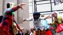 Warga yang tergabung dalam Aliansi Komunitas Budaya Jawa Barat (sunda) melakukan aksi di depan Gedung DPR, Jakarta, Kamis (27/1/2022). Massa menuntut anggota DPR F-PDIP Arteria Dahlan dipecat dari anggota dewan karena dinilai melakukan penghinaan terhadap budaya sunda. (Liputan6.com/Angga Yuniar)