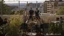 Warga minum bir di teras bar di Marseille, Prancis, Rabu (19/5/2021). Prancis kembali membuka kafe dan restoran pada 19 Mei 2021 setelah ditutup lebih dari enam bulan karena pandemi virus corona COVID-19. (AP Photo/Daniel Cole)
