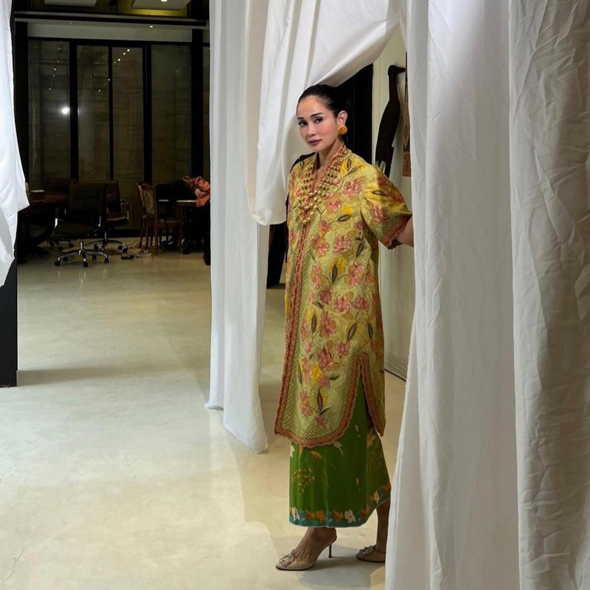 Tampil Elegan bak Ibu Pejabat, 6 Inspirasi Baju Lebaran dari Kahiyang Ayu, Arumi Bachsin, hingga Annisa Pohan
