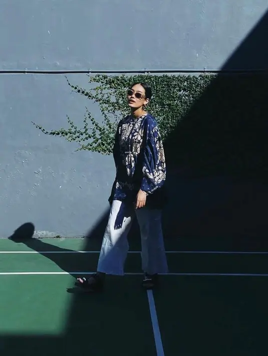 Atau bisa juga mengenakan tunik bermotif yang longgar dan dipadu dengan celana kulot putih. Tetap stylish dan nyaman!  (Instagram/alikaislamadina).