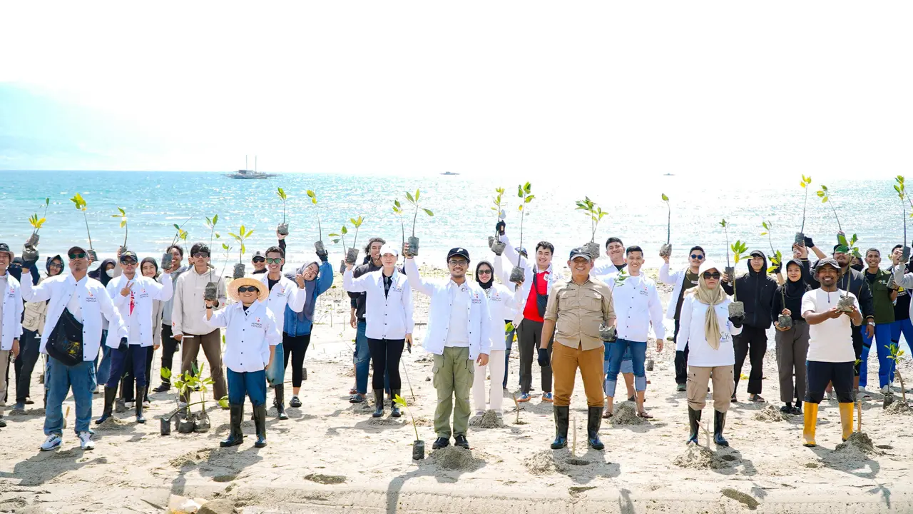 Rembuk Pemuda Sulawesi Tengah memperingati Hari Mangrove Internasional, lewat aksi tanam 70.000 pohon mangrove di pesisir Teluk Palu, Sabtu (26/7) (Istimewa)