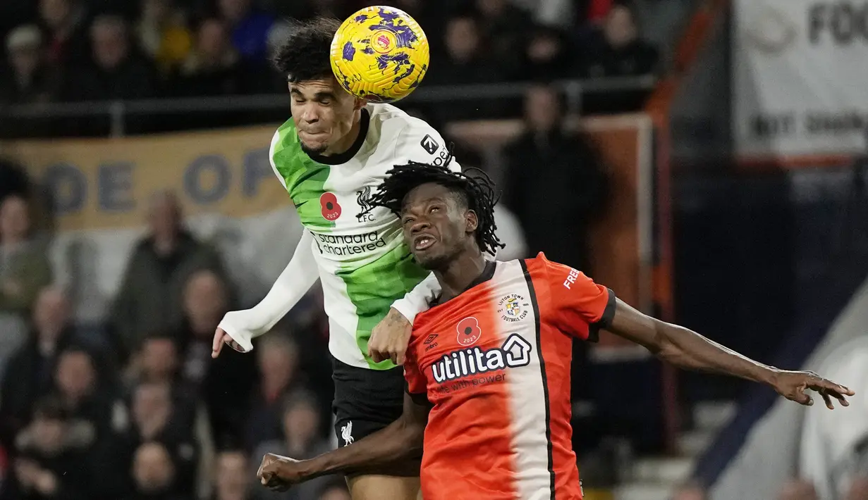Striker Liverpool, Luis Diaz memenangi duel udara dengan bek Luton Town, Issa Kabore untuk mencetak gol penyeimbang 1-1 pada laga pekan ke-11 Liga Inggris 2023/2024 di Kenilworth Road Stadium, London, Minggu (5/11/2023) malam WIB. (AP Photo/Alastair Grant)