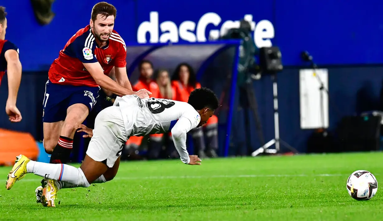 Pemain Barcelona Alejandro Balde (kanan) berebut bola dengan pemain Osasuna Jon Moncayola pada pertandingan sepak bola Liga Spanyol di Stadion El Sadar, Pamplona, Spanyol, 8 November 2022. Barcelona menang 2-1. (AP Photo/Alvaro Barrientos)