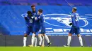 Para pemain Chelsea merayakan gol yamg dicetak oleh Tammy Abraham ke gawang Luton Town pada laga Piala FA di Stadion Stamford Bridge, Minggu (24/1/2021). Chelsea menang dengan skor 3-1. (AP/Ian Walton)