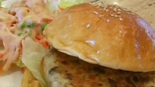 [VIDEO] Nikmatnya Burger dengan Irisan Daging Bebek