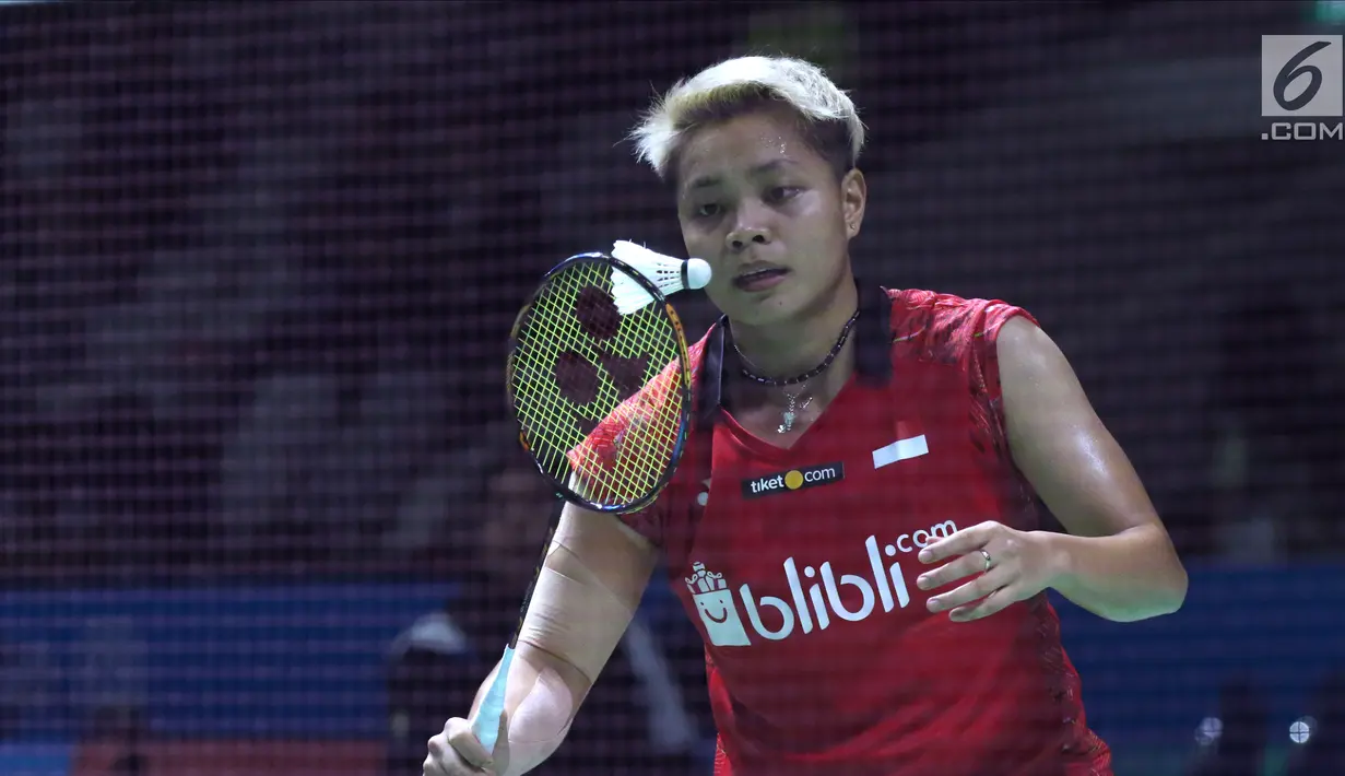 Ganda putri Indonesia, Apriyani Rahayu saat melawan Maiken Fruergaard/Sara Thygesen (Denmark) pada babak pertama Indonesia Open 2018 di Istora GBK Jakarta, Selasa (3/7). Greysia/Apriyani unggul 21-14, 21-13. (Liputan6.com/Helmi Fithriansyah)
