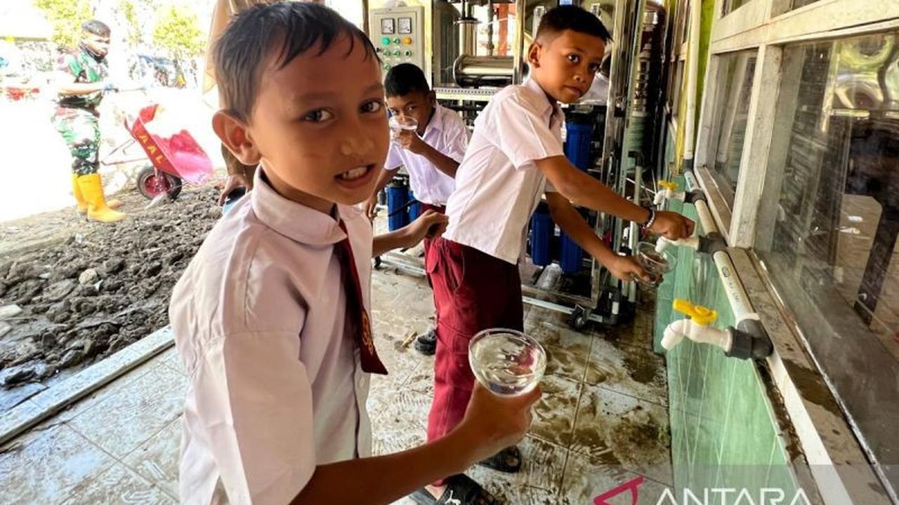 Siswa SDN 1 Tualang Cut Antusias Nikmati Air Minum RO Bantuan Kemhan-Unhan Pasca-Banjir Aceh Tamiang