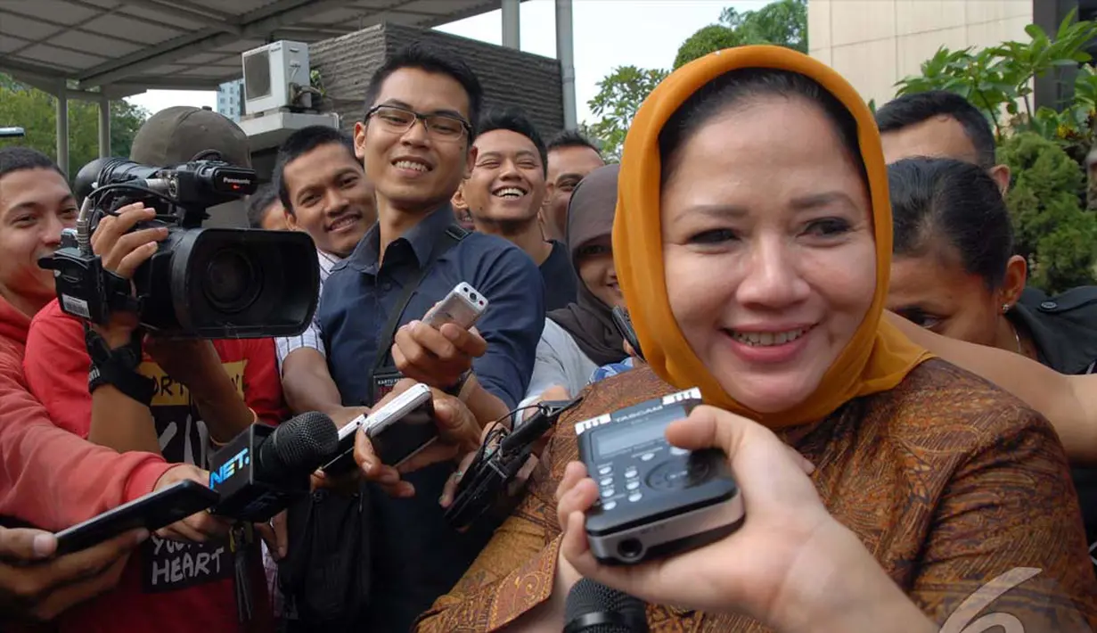 Wardhatul Asriah mengaku ditanya tentang fasilitas haji gratis bagi keluarga dan kerabat pejabat atau 'jumbo' pada 2012 dalam pemeriksaan di kantor KPK, Jakarta, Rabu (16/7/2014) (Liputan6.com/Miftahul Hayat)