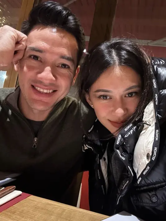 Dalam busana musim dingin serba hitam, keduanya tampak begitu kompak.  [Foto: Instagram/ Nana Mirdad]