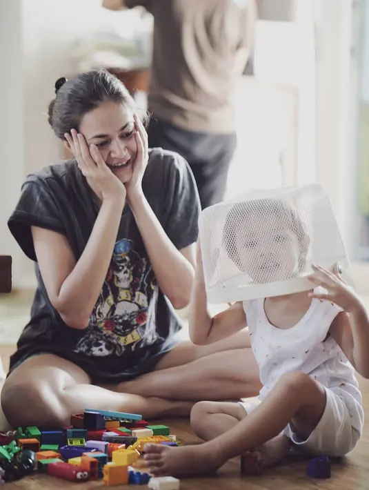 Warganet ngakak melihat keterangan foto Ringgo Agus Rahman. "ngakak bgt captionnya," tulis yasminfrds. "Hahahahah..sukaa sama kluarga ini...," tulis dianerlinda_ms. "Aku kudu ngakak moco captione wkwkwkwk," tulis dyahagustinss. (Instagram/ringgoagus)