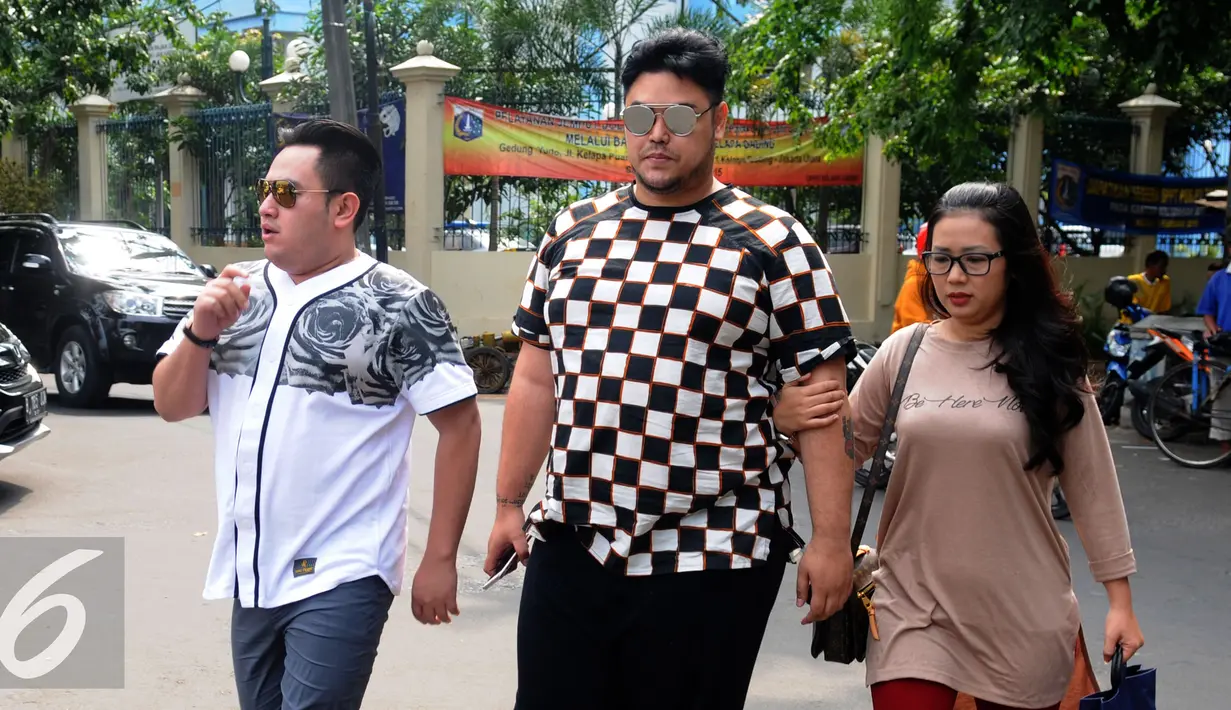 Desainer Ivan Gunawan bersama Nassar dan Soimah tiba di Polsek Kelapa Gading untuk menjenguk Saipul Jamil, Jakarta, Selasa (23/2). Kesibukan yang padat, membuat ketiganya baru memiliki waktu menjenguk duda Dewi Perssik. (Liputan6.com/Herman Zakharia)