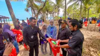 Program ini dibalut dengan kegiatan bersih-bersih sampah. (foto: dok. Istimewa)