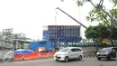 Sejumlah kendaraan melintas di dekat proyek pembangunan Simpang Susun Semanggi, Jakarta, Sabtu (12/11).Progres pengerjaan Proyek ini disebut-sebut sebagai upaya Pemprov DKI untuk mengurai kemacetan di Ibukota. (Liputan6.com/Helmi Afandi)