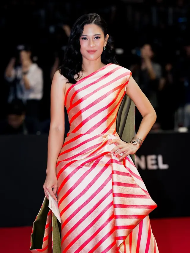 Gaun Dian Sastro dipadukan perhiasaan di Busan International Film Festival. [@therealdisastr]