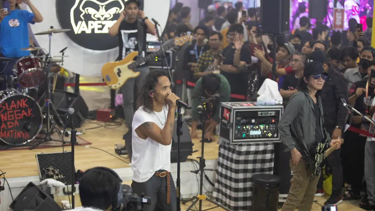 Slank menghibur pengunjung Vape Fair 2022.