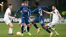 Striker Arsenal, Eddie Nketiah (kedua kanan) bersaing dengan gelandang Dundalk, Jordan Flores (kanan) pada pertandingan Grup B Liga Europa 2020/2021 di Stadion Aviva, Jumat (11/12/2020) dini hari WIB. Arsenal menang 4-2 saat bertandang di markas wakil Irlandia, Dundalk. (Paul Faith / AFP)