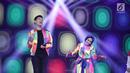 Aksi panggung penyanyi Jaz saat berduet dengan Fatin dalam acara SCTV Music Award 2018 di Studio 6 Emtek, Jakarta, Jumat (27/4). SCTV Music Awards 2018 adalah ajang penghargaan bagi para musisi tanah air. (Liputan6.com/Faizal Fanani)
