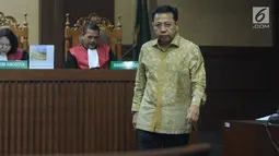 Terdakwa dugaan korupsi proyek e-KTP, Setya Novanto bersiap memberi kesaksian pada sidang lanjutan di Pengadilan Tipikor, Jakarta, Kamis (22/3). Sidang mendengar kesaksian terdakwa. (Liputan6.com/Helmi Fithriansyah)