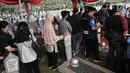 Warga antre untuk berziarah ke makam Presiden ketiga RI BJ Habibie di TMP Kalibata, Jakarta, Kamis (12/9/2019). Hingga sore hari, warga terus berdatangan ke TMP kalibata untuk dapat berkesempatan mendoakan almarhum BJ Habibie. (merdeka.com/Iqbal Nugroho)