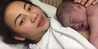 Kabar bahagia datang dari mantan personel Cherrybelle, Kezia Karamoy. Melalui postingan vlog, adik dari Angel Karamoy itu mengumumkan melahirkan anak pertamanya. (Instagram/itskeziakaramoy)