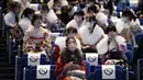 Perempuan Jepang berkimono yang merayakan ulang tahun ke-20 berpartisipasi dalam upacara resmi, yang biasa disebut upacara Kedewasaan di Yokohama dekat Tokyo, Senin (9/1/2023).  Diadakan setiap tahun pada hari Senin kedua di bulan Januari, pemerintah kota setempat merayakan Hari Kedewasaan atau Seiji no Hi. (AP Photo/Eugene Hoshiko)