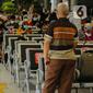 Calon penumpang membawa anaknya berjalan di Stasiun Senen, Jakarta, Sabtu (23/10/2021). PT Kereta Api Indonesia (Persero) kembali memperbolehkan anak-anak usia di bawah 12 tahun naik KA Jarak jauh mulai 22 Oktober 2021. (Liputan6.com/Faizal Fanani)