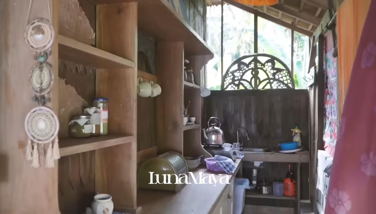 5 Potret Penginapan Baru Desa Maya di Bali, Luna Maya Syok Shower di Luar Kamar Mandi - Dilengkapi Dapur