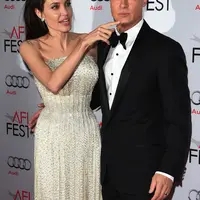 Beberapa kali tampil bersama sambil pamer kemesraan, kabar perceraian Angelina Jolie dan Brad Pitt akhirnya terungkap. Tersiar kabar Jolie  telah menggugat cerai Pitt pada Senin (19/9) lalu. (AFP/Bintang.com)