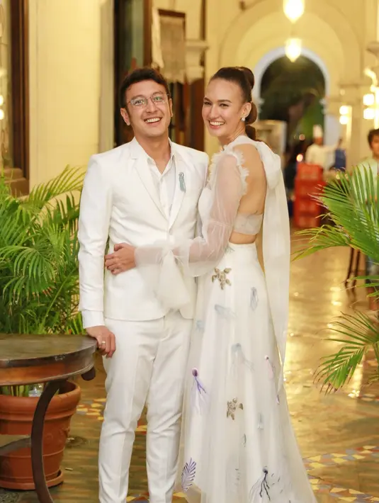 "Saya memang dari dulu mengidolakan dia, terus ternyata Tuhan menjawab pertanyaan saya dengan memberikan dia di dalam hidup saya. jalan Tuhan kali itu ya," ucap Dimas Anggara pada Minggu (15/7/2018) malam. (Adrian Putra/Bintang.com)